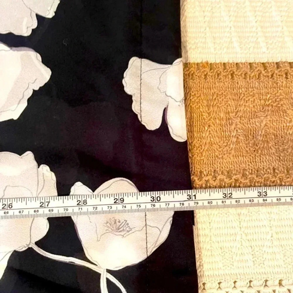 LIZ Claiborne black and white floral print blouse. - Picture 8 of 9